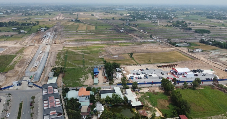 Vingroup tăng tốc với đại đô thị 90.000 dân bên vành đai 4 TP.HCM 2 Mặt bằng sạch dự án kết nối với tuyến phố mới của thị trấn Hậu Nghĩa đã được bàn giao để Vingroup đầu tư xây dựng khu đô thị mới. Ảnh: Sơn Lâm