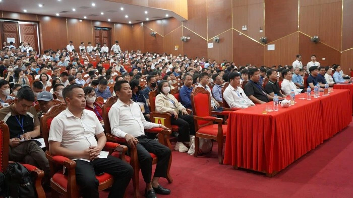 Đất đấu giá Thạch Thất lập đỉnh 181 triệu đồng/m², chính phủ siết đầu cơ 2 Quang cảnh phiên đấu giá đất ngày 25/5 tại huyện Thạch Thất. Ảnh: Hà Nội Mới
