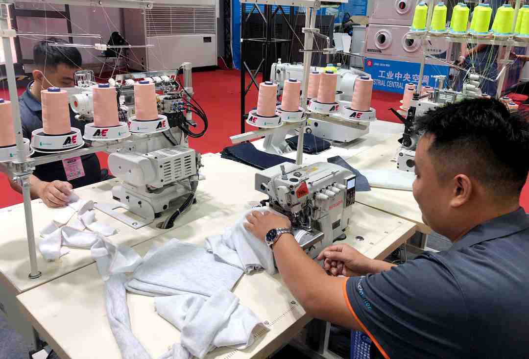 Doanh nghiệp dệt may đối mặt thách thức thuế quan 2 Ngành dệt may Việt Nam đang bước vào một giai đoạn chuyển mình quan trọng trong bối cảnh đầy biến động hiện nay