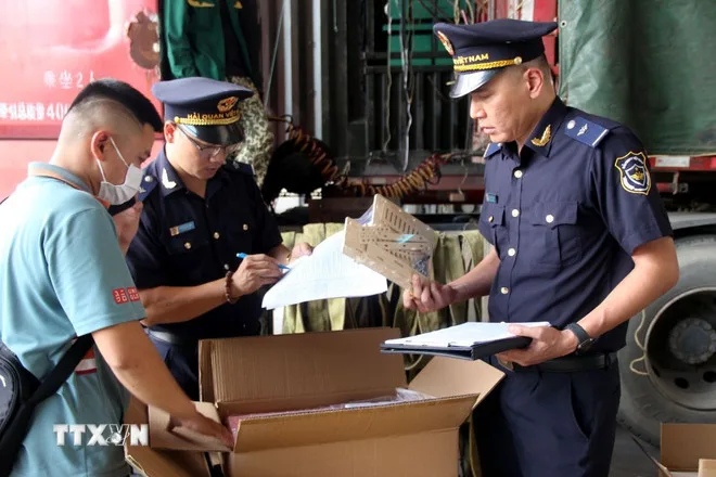 Thúc đẩy xuất nhập khẩu qua cửa khẩu với giải pháp gỡ nút thắt thông quan 2 Lực lượng Hải quan kiểm tra hàng hóa tại cửa khẩu quốc tế Hữu Nghị, tỉnh Lạng Sơn. Ảnh: Văn Đạt/TTXVN
