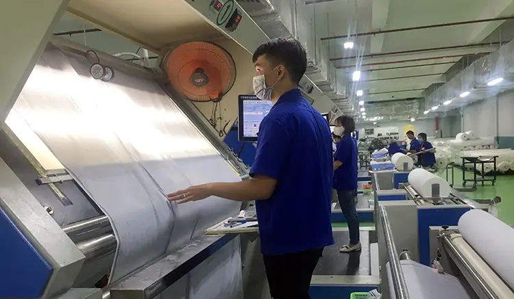 Dệt may Việt Nam xuất siêu đỉnh cao, tìm lối chuyển đổi tuần hoàn và tự chủ nguyên liệu 1 Thành tựu xuất khẩu và thách thức ngành dệt may. Ảnh: Hải Linh