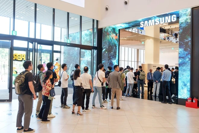 Galaxy S25 Edge: Biểu tượng giao thoa công nghệ và phong cách 2 Thời trang gặp công nghệ: S25 Edge định hình xu hướng. Ảnh: Sưu tầm