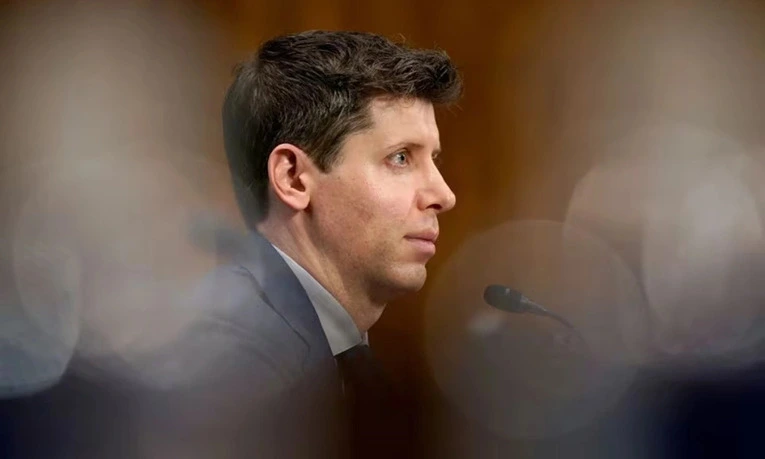 Meta chi tỷ USD săn nhân tài OpenAI trong cuộc đua AI 1 Sam Altman trong phiên điều trần trước Quốc hội Mỹ tháng 5. Ảnh: Reuters