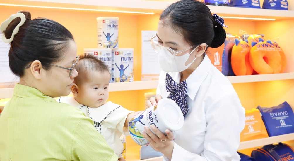 Người dân dễ dàng tiếp cận các loại sữa chất lượng cao từ Nestlé và các sản phẩm chăm sóc sức khỏe từ thương hiệu uy tín trên thế giới tại chuỗi gian hàng tiện ích VNVC SHOP trên toàn quốc