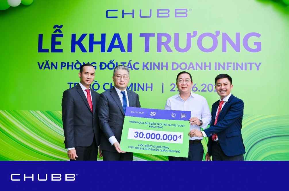 Chubb Life mở hai văn phòng Infinity tại TP.HCM, đẩy mạnh cá nhân hóa tài chính 2 Đại diện Chubb Life Việt Nam trao tặng 30 triệu đồng học bổng và quà tặng cho trẻ em có hoàn cảnh khó khăn tại quận Tân Phú nhân dịp khai trương tại mỗi Văn phòng Đối tác Kinh doanh Infinity TPHCM