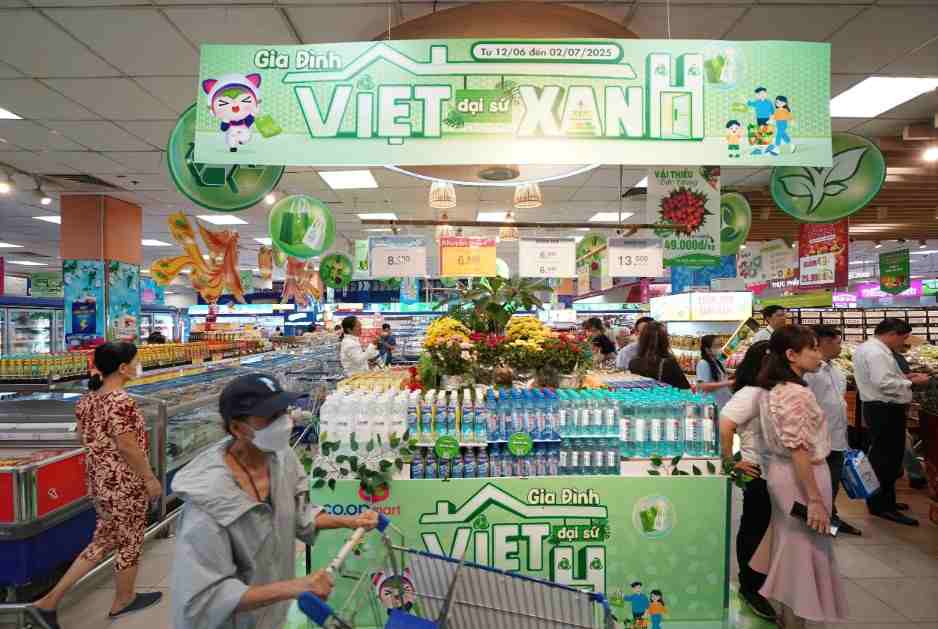 Saigon Co.op thúc đẩy tiêu dùng xanh, giảm giá 50% hơn 2.000 sản phẩm 1 Ảnh: Thanh Niên