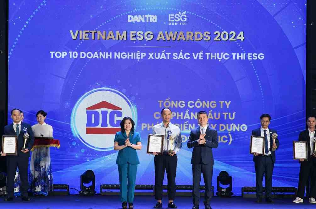 Đại diện DIC nhận giải thưởng “Top 10 doanh nghiệp thực thi ESG xuất sắc năm 2024” tại Vietnam ESG Awards