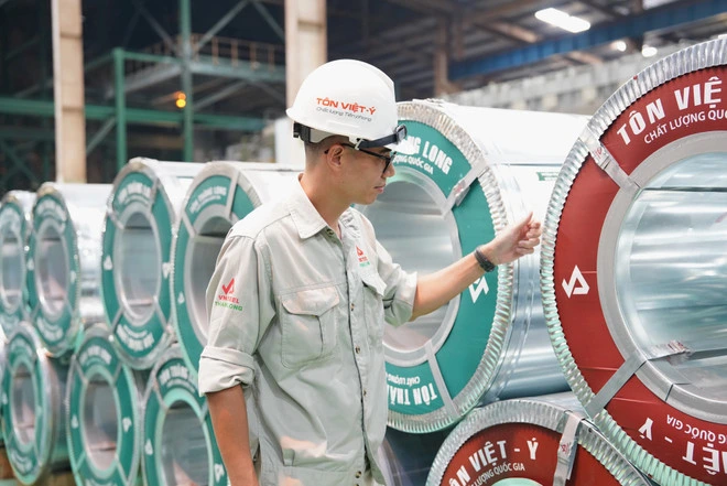 Xuất nhập khẩu Việt Nam đối mặt thách thức Trung Đông và thương mại toàn cầu 2 Dây chuyền sản xuất của Công ty Tôn Việt Ý. Ảnh: Đức Duy/Vietnam+