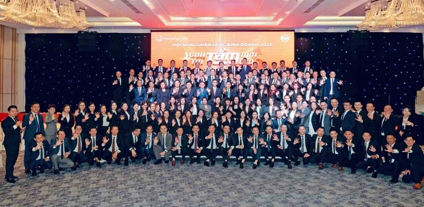 Hanwha Life đánh dấu 17 năm tại Việt Nam với lợi nhuận kỷ lục 2 Ban Giám đốc và Đội ngũ kinh doanh Hanwha Life Việt Nam tại Hội nghị chiến lược kinh doanh, diễn ra vào tháng 4 vừa qua