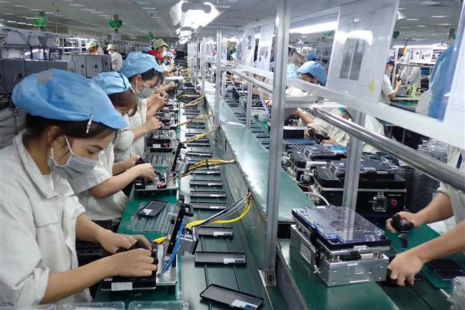 Xuất khẩu Singapore tăng 24,7%, Việt Nam vươn lên top 8 2 Ngành hàng chủ lực gồm máy móc, điện thoại dẫn đầu. Ảnh minh họa