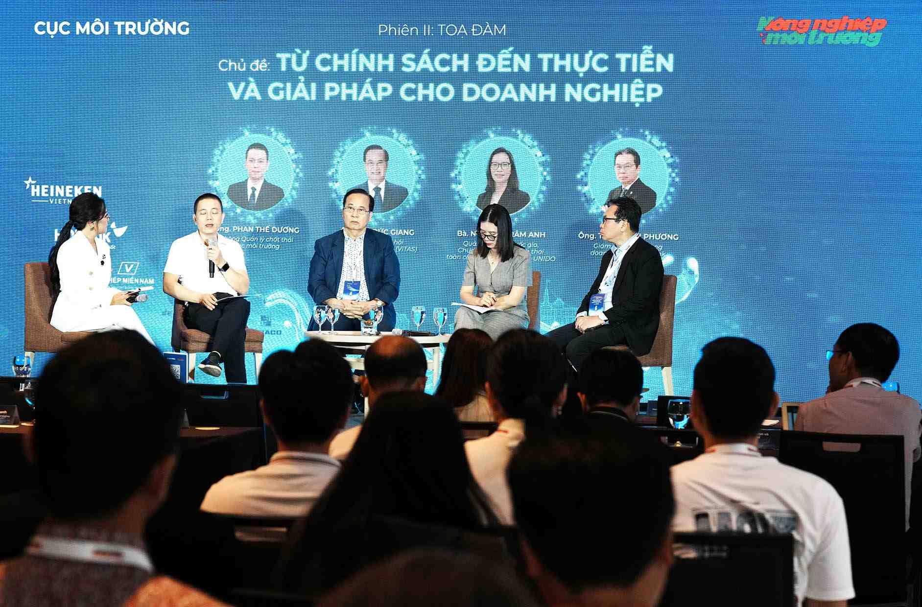 Doanh nghiệp Việt, xanh hóa để giữ đơn hàng, tiếp cận vốn 1 Tại Diễn đàn, các doanh nghiệp (DN) đã chỉ ra áp lực ngày càng lớn từ tiêu chuẩn môi trường
