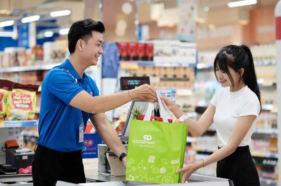 Khách hàng mua sắm tại Co.opmart