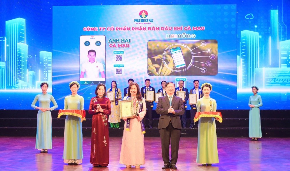 Đại diện PVCFC (nữ đứng giữa) nhận biểu trưng vinh danh