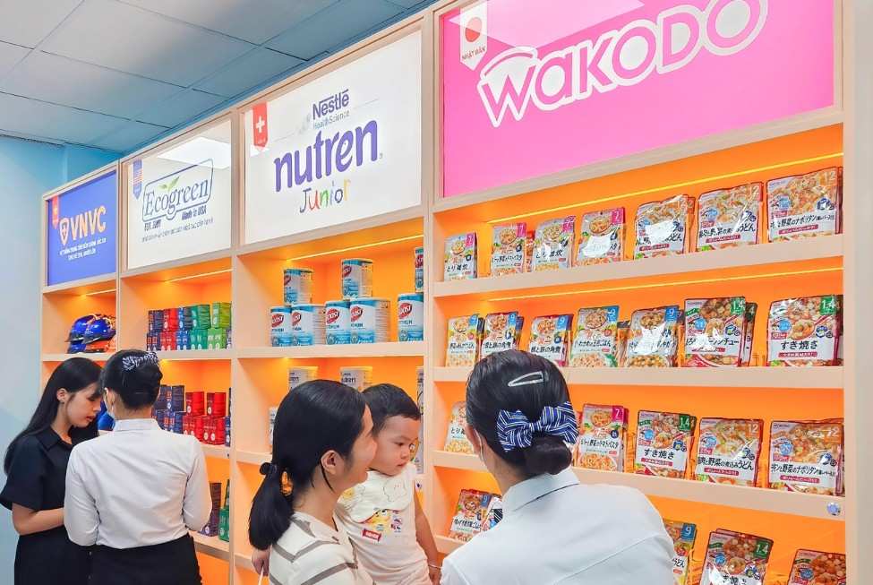 VNVC Shop ra mắt, mở rộng hệ sinh thái chăm sóc sức khỏe tích hợp 2 Nhiều khách hàng tìm hiểu về sản phẩm tại gian hàng VNVC Shop mới khai trương