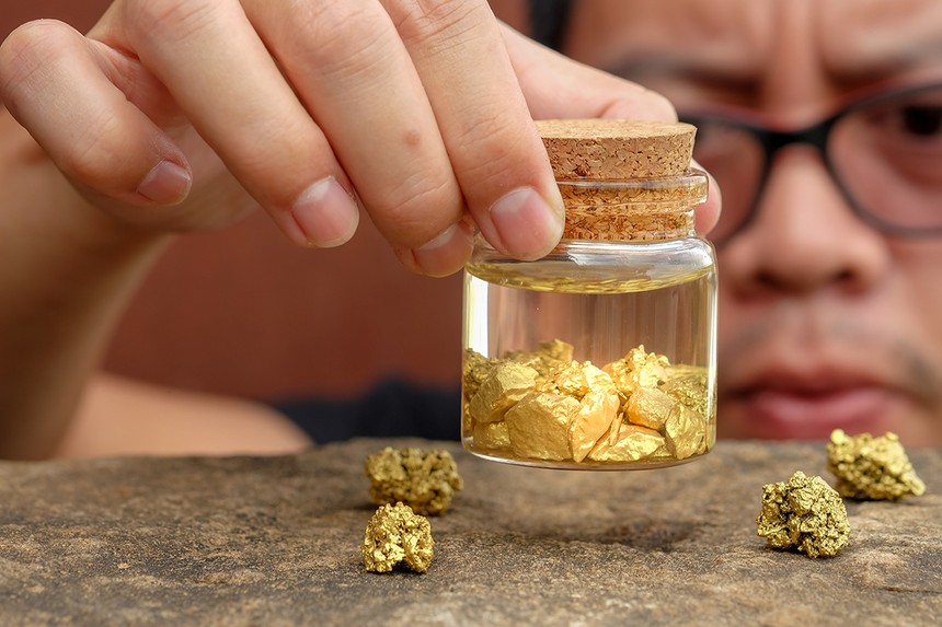 Giá vàng lao dốc 1,2% bởi làn sóng chốt lời toàn cầu 1 Giá vàng thế giới giảm 1,2% xuống 3.392,86 USD/ounce ngày 17/6 do chốt lời