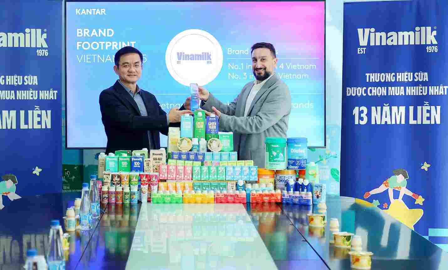 Vinamilk duy trì vị trí số 1 ngành sữa suốt hơn một thập kỷ 1 Ông Nguyễn Quang Trí (bên trái) đại diện Vinamilk nhận danh hiệu Thương hiệu sữa được chọn mua nhiều nhất năm thứ 13 liên tiếp