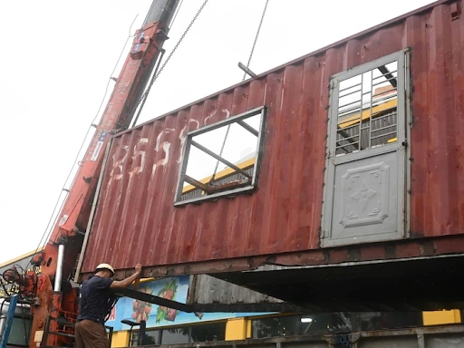 Chủ nhà hàng Hạ Long chi gần 100 triệu/ngày dùng container chống bão Wipha