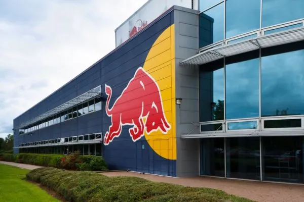 Red Bull - Gia tộc Yoovidhya giàu nhất Thái Lan 2025 3 redbull