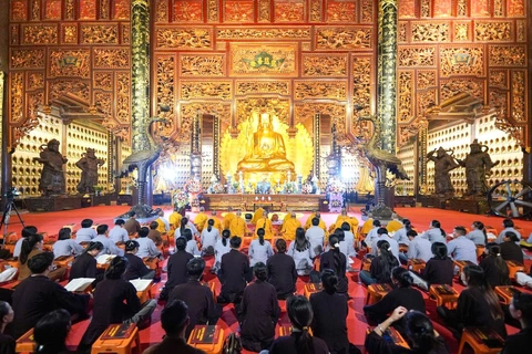 Hơn 18.000 ngôi chùa Việt Nam đồng lòng cử chuông trống Bát Nhã cầu bình an