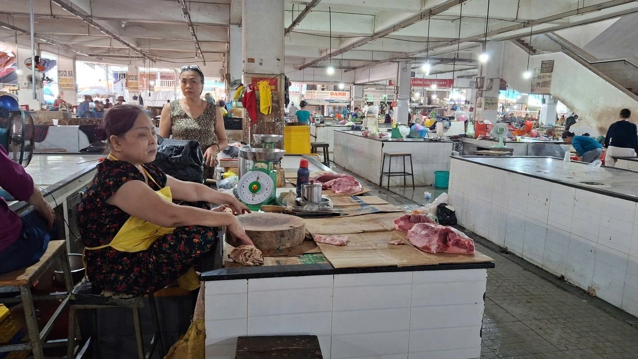 Các tiểu thương bán thịt heo ở chợ trung tâm tỉnh Quảng Ngãi rơi vào cảnh ế ẩm chưa từng có. Ảnh: Znews