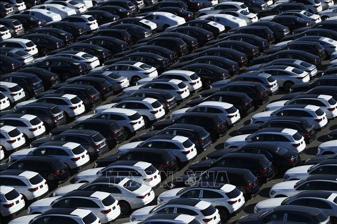 Ngành ôtô châu Âu lao đao dù Mỹ giảm thuế 2 Xe ô tô tại cảng Long Beach, California (Mỹ). Ảnh tư liệu: AFP