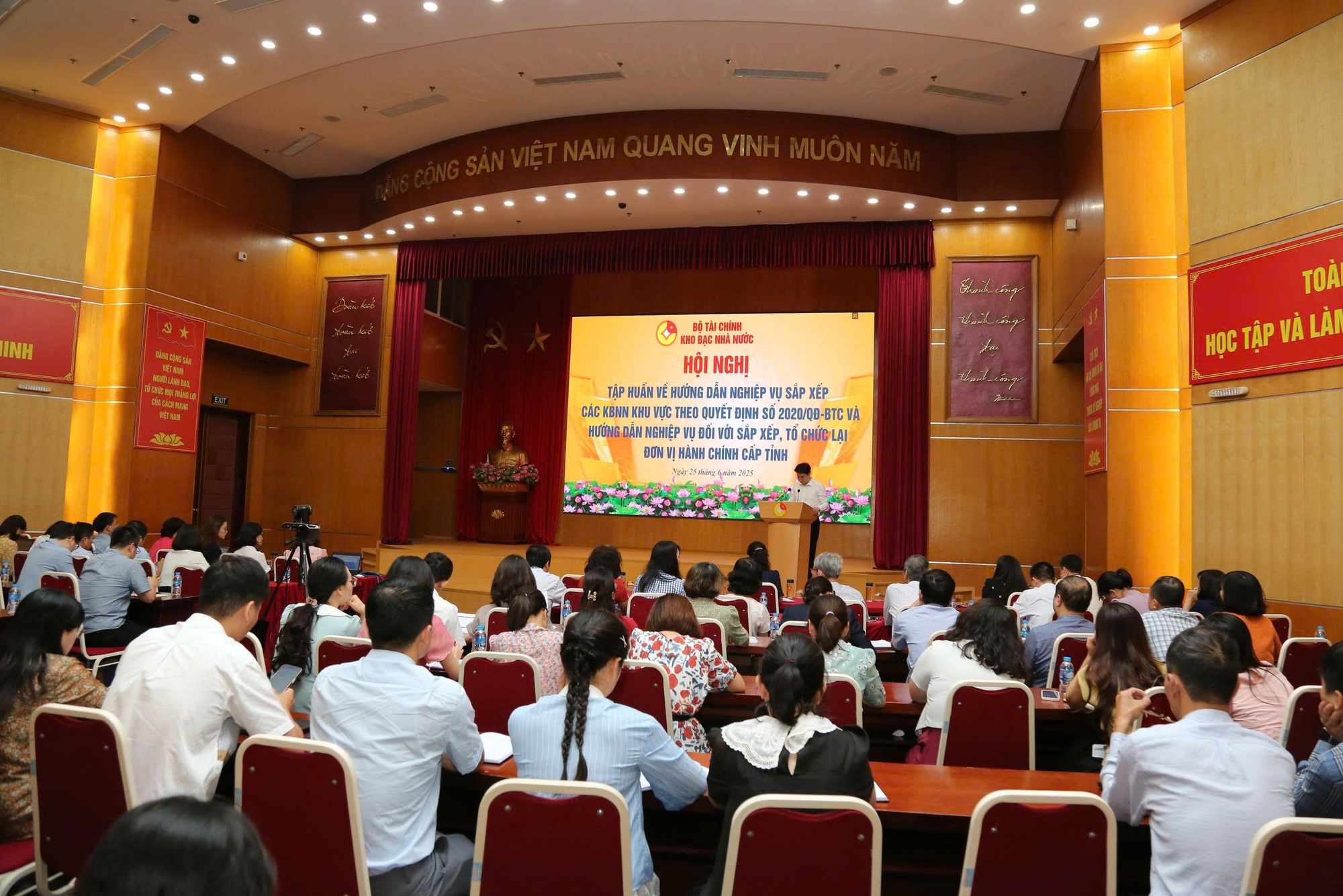 Hội nghị trực tuyến trên toàn quốc về tập huấn nghiệp vụ. Ảnh: VGP/HT