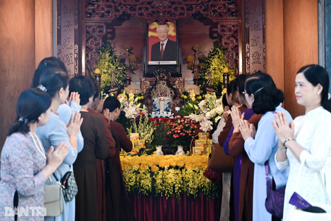Người dân thành kính tưởng niệm một năm ngày mất cố Tổng Bí thư Nguyễn Phú Trọng 3 Người dân thành kính tưởng niệm một năm ngày mất cố Tổng Bí thư Nguyễn Phú Trọng
