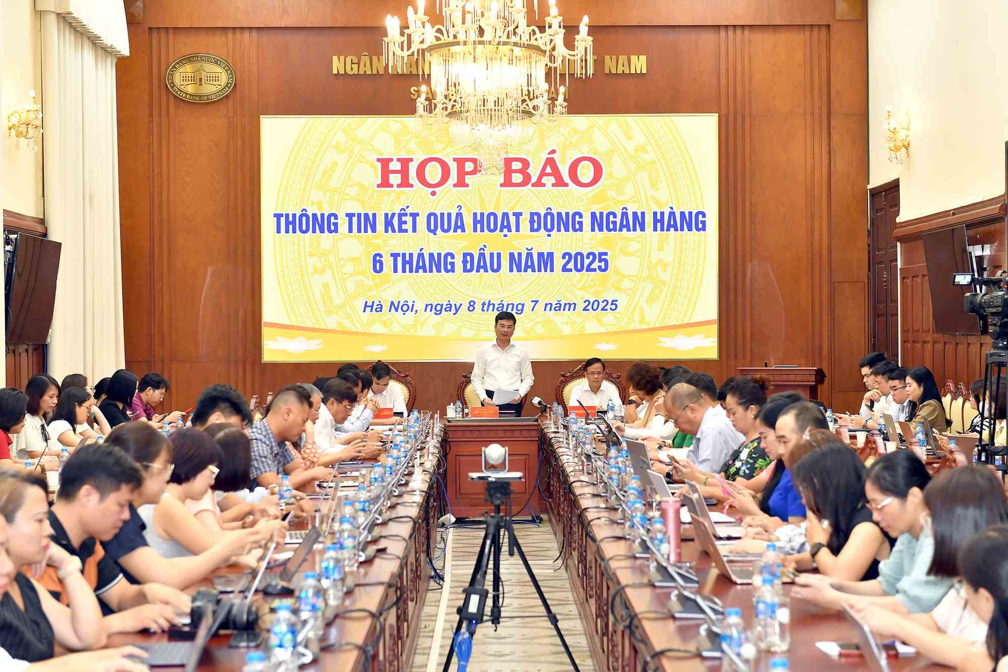 Ngành ngân hàng trước cơ hội bứt tốc lợi nhuận 2025 2 Dòng vốn "khủng" hơn 17,2 triệu tỉ đồng đã được bơm vào nền kinh tế trong 6 tháng đầu năm, tương đương mức tăng 9,9%.