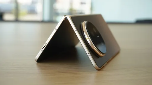 Honor Magic V5 lên ngôi điện thoại gập mỏng nhất thế giới 3 Honor Magic V5 lên ngôi điện thoại gập mỏng nhất thế giới. Ảnh: The Verge