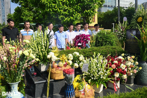 Người dân thành kính tưởng niệm một năm ngày mất cố Tổng Bí thư Nguyễn Phú Trọng 2 Người dân thành kính tưởng niệm một năm ngày mất cố Tổng Bí thư Nguyễn Phú Trọng