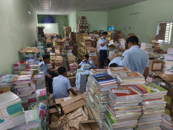 4 vụ vi phạm, hàng chục nghìn bút sách nhập lậu bị thu giữ dịp khai giảng 2 4 vụ vi phạm, hàng chục nghìn bút sách nhập lậu bị thu giữ dịp khai giảng