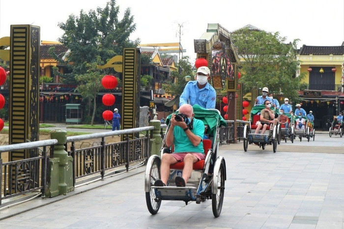 Du khách tham quan phố cổ Hội An bằng xe xích lô. Ảnh: thuonggiaonline