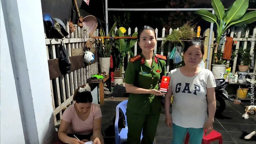 Công an phường Cẩm Lệ triển khai đợt cao điểm điểm kích hoạt tài khoản định danh điện tử mức 2 và tích hợp Bảo hiểm y tế trên VNeID. Ảnh: Công an cung cấp