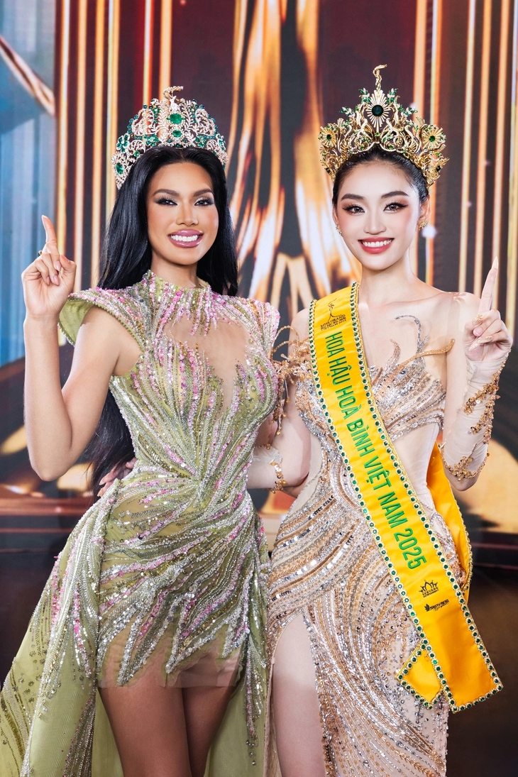 Tân Miss Grand Vietnam Nguyễn Thị Yến Nhi cùng đương kim Hoa hậu Hòa bình Quốc tế - Ảnh: KIẾNG CẬN TEAM