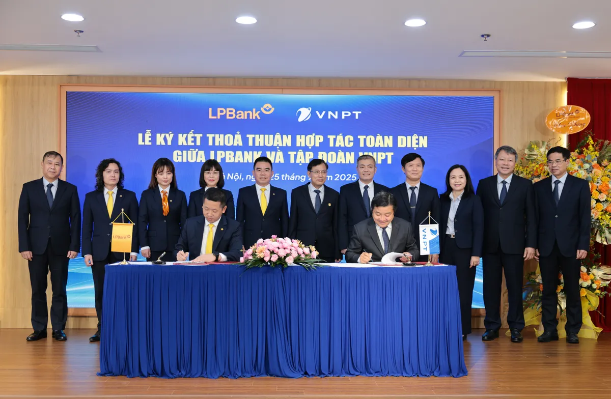 VNPT và LPBank hợp tác toàn diện thúc đẩy chuyển đổi số 1 Ông Vũ Quốc Khánh, TGĐ LPBank và ông Huỳnh Quang Liêm, TGĐ VNPT ký kết Thỏa thuận hợp tác. Ảnh: Hồng Mai