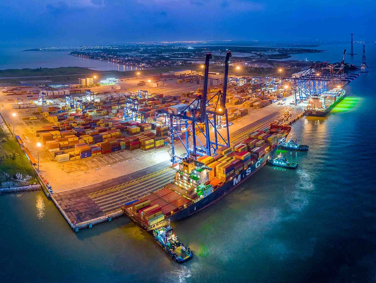 Hải Phòng đặt 5 đột phá chiến lược vươn tầm quốc tế 3 Bốc, xếp hàng hóa tại cảng Hải Phòng - Ảnh: Tạp chí Cộng sản