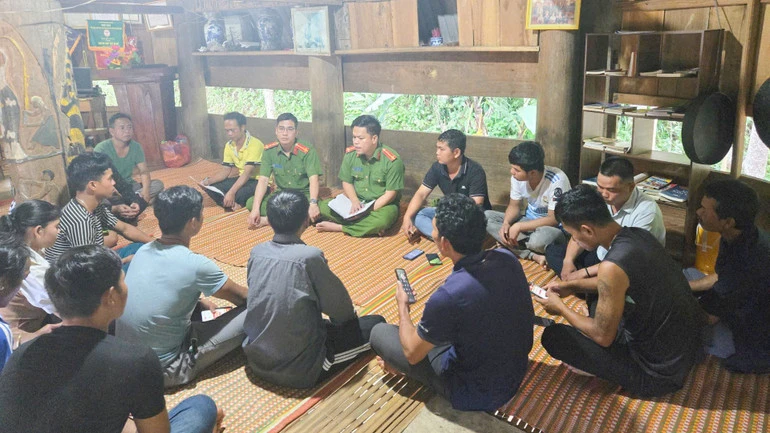 Triển khai 2 tháng cao điểm tích hợp BHYT vào VNeID tại Đà Nẵng 3 Công an xã A Vương, thành phố Đà Nẵng phối hợp với chính quyền địa phương triển khai đợt cao điểm. Ảnh: internet