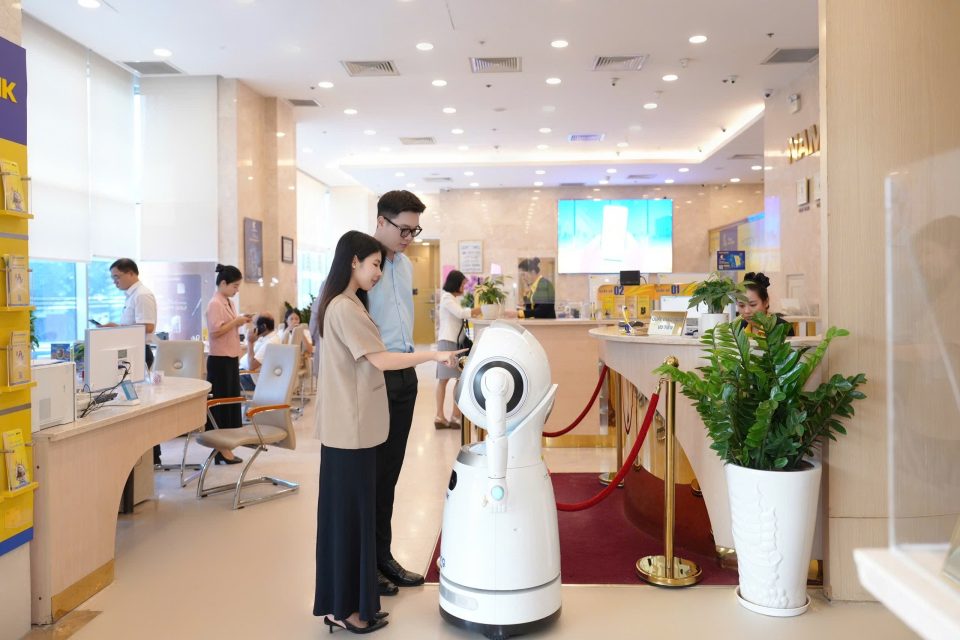 Nam A Bank nhận 2 giải thưởng khẳng định vị thế ngân hàng số và xanh 2 nam-a-bank-giao-dich