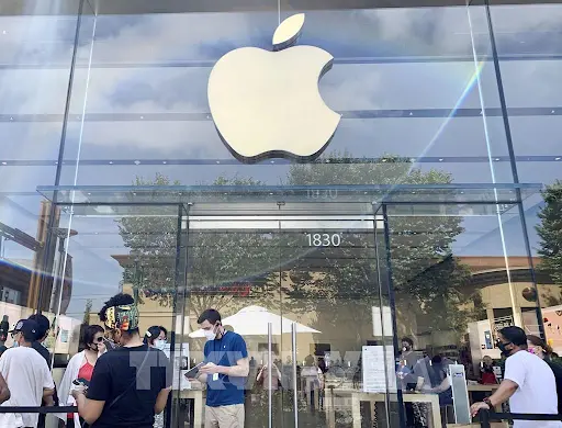 iPhone 17: Những ẩn số công nghệ mới 1 Một đại lý và biểu tượng của Apple ở New York, Mỹ. Ảnh: Kyodo/TTXVN