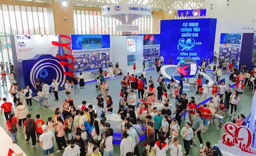80 năm độc lập: Việt Nam bước vào tháng 9 nhiều dấu ấn 3 Nhờ phong cách trẻ trung với không gian mở, khu trưng bày của TTXVN tại Triển lãm thành tựu đất nước thu hút rất nhiều bạn trẻ đến tham quan, tìm hiểu. Ảnh: Phan Phương - TTXVN
