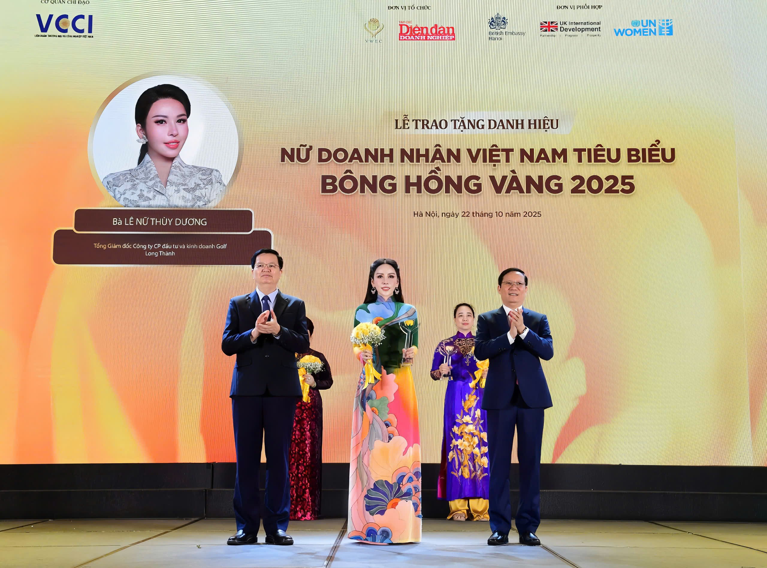 Phó Thủ tướng Chính phủ Mai Văn Chính và Chủ tịch VCCI Phạm Tấn Công trao danh hiệu Bông Hồng Vàng cho bà Lê Nữ Thùy Dương 