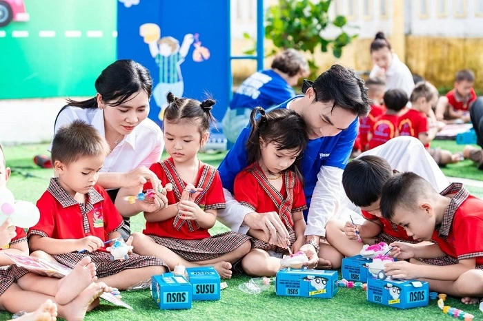 Sân trường rộn rã tiếng cười với những trò chơi sôi động, những bàn tay bé xíu khéo léo tô màu, vẽ tranh - 60s Hôm nay