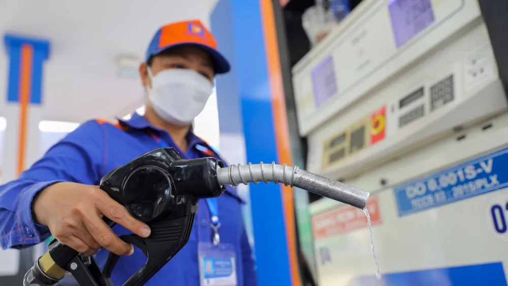 Giá xăng dầu ngày 16/10: Xăng tăng, dầu quay đầu giảm - 60s Hôm nay