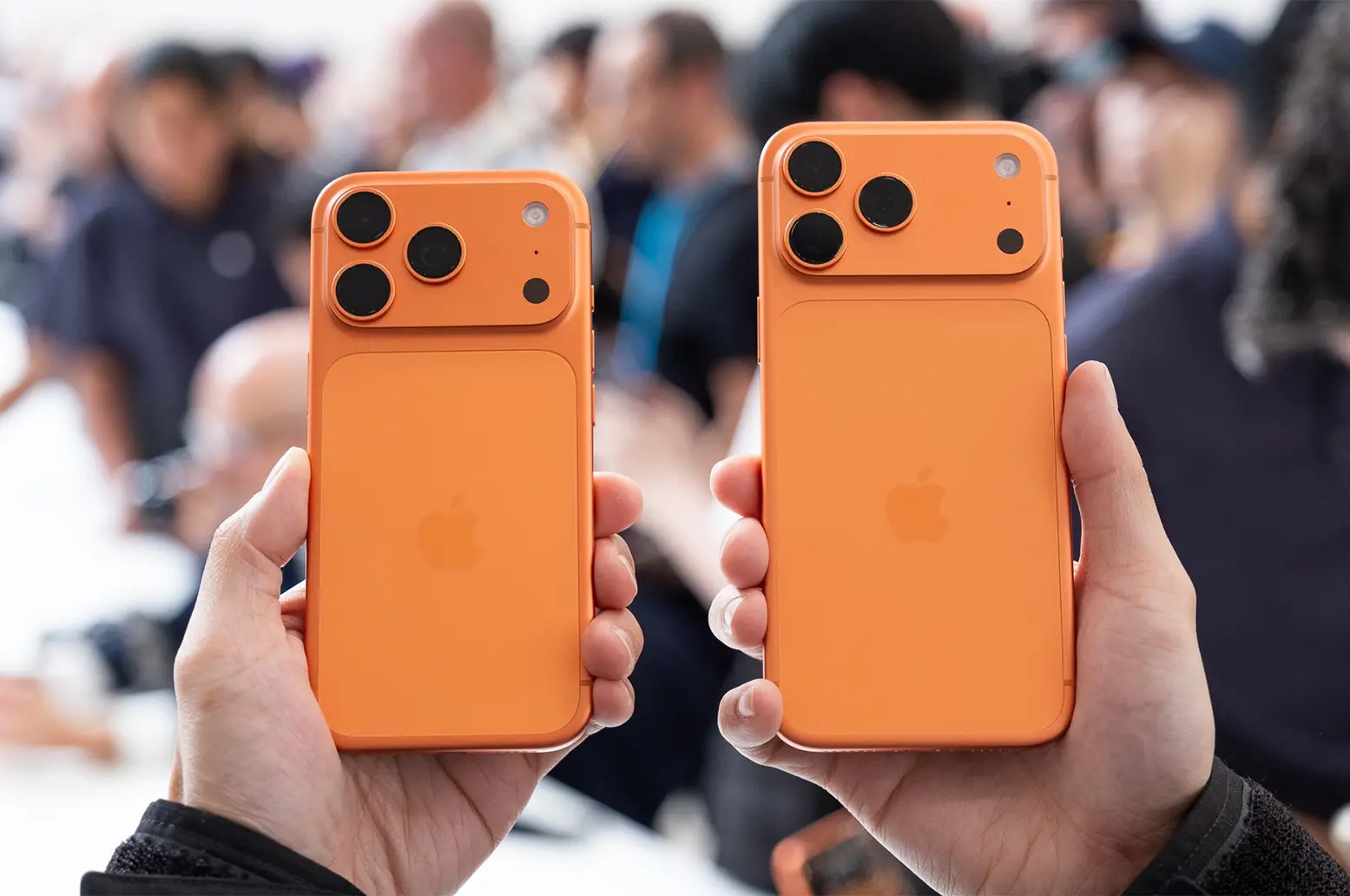 iPhone 17 Pro Max: Khi “Max” không còn là lớn nhất 1 iPhone 17 Pro Max sẽ không còn là điện thoại màn hình lớn nhất của Apple. Ảnh: Việt Hà