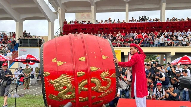Ông Phạm Hoàng Tuấn, Phó Chủ tịch Thường trực UBND phường Đồ Sơn, Trưởng Ban tổ chức Lễ hội chọi trâu truyền thống Đồ Sơn năm 2025 thực hiện đánh trống khai hội. Ảnh: Tinnhanhchungkhoan.vn