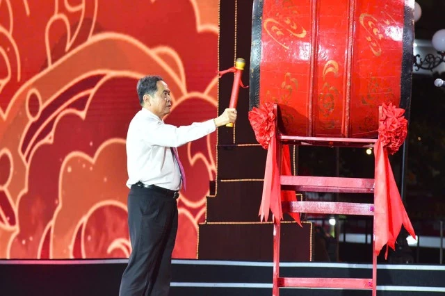 Chủ tịch Quốc hội Trần Thanh Mẫn đánh trống khai hội mùa thu Côn Sơn - Kiếp Bạc 2025 - 60s Hôm nay