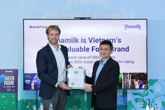 Ông Nguyễn Quang Trí - Giám đốc điều hành Marketing Vinamilk - nhận chứng nhận Top 100 thương hiệu giá trị nhất Việt Nam từ đại diện Brand Finance - 60s Hôm nay
