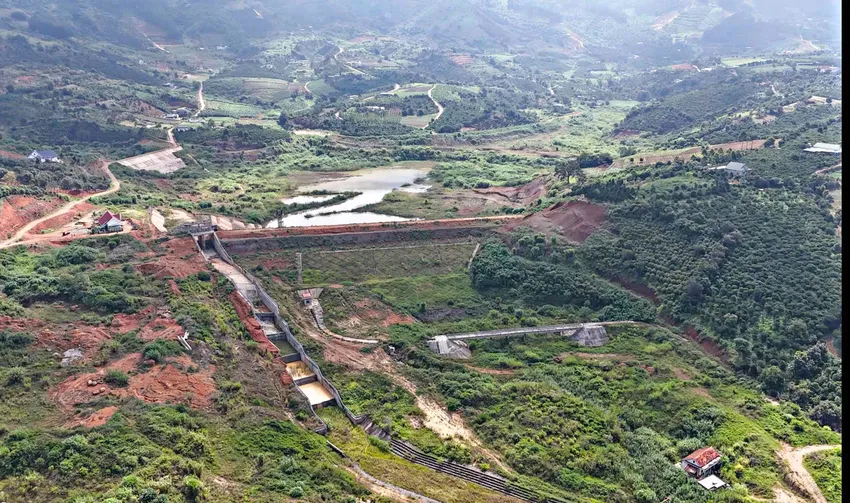 Lâm Đồng đề xuất tạm dừng Dự án Hồ chứa nước Đông Thanh 2 Hồ chứa nước Đông Thanh, Lâm Đồng bị sạt lở, gây hư hại nghiêm trọng cho 12,7 ha đất. Ảnh: plo.vn - 60s Hôm nay