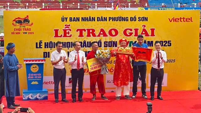 Nghệ nhân Đinh Đình Phú (91 tuổi, ở phường Đồ Sơn) chủ trâu số 6 giành giải nhất từ Ban tổ chức lễ hội. Ảnh: Quỳnh Nga