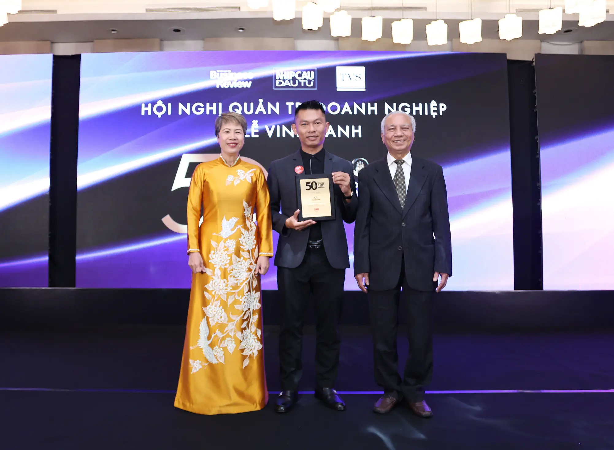 Anh Vũ Đình Xuân (giữa), Giám đốc Kinh doanh Imexpharm, đại diện doanh nghiệp nhận kỷ niệm chương vinh danh Imexpharm trong Top 50 Công ty Kinh doanh Hiệu quả nhất Việt Nam (TOP50) vào ngày 27/9/2025. Ảnh: Imexpharm.